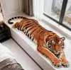 La alfombra de cachemir de imitación Amazon Tiger es resistente a la suciedad y suave, adecuada para la mesita de noche del dormitorio, fácil de mantener y adecuada para el sofá y la mesa de café de la sala de estar.