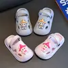 Chinelinhos de bebê em EVA para meninos e meninas, sandálias de verão antiderrapantes para bebês e crianças pequenas, pantufas fechadas para banho infantil em ambientes internos