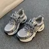 Tênis Prata Super Populares e Versáteis para Mulheres, Lançamento Primavera 2026, Tênis Esportivos de Solado Grosso que Aumentam a Altura, Sapatos Casuais Confortáveis e Estilosos