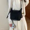 Nova bolsa selim estampada de leopardo, camurça, popular no outono de 2026, bolsa de ombro feminina da moda, bolsa transversal versátil de grande capacidade