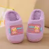 Novas pantufas infantis de algodão 2026, com estampas de desenhos animados e etiquetas, com forro espesso e felpudo para aquecimento, adequadas para uso interno; disponível para dropshipping