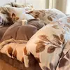 Juego de ropa de cama de cuatro piezas de coral de leche de grado A, funda de edredón de invierno con forro polar, juego de cuatro piezas de franela engrosada tamaño individual/king