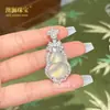 Colgante de Buda de Calcedonia Hielo de Grado Superior con Baño de Plata e Incrustación de Estatua de Buda de Calcedonia Blanco Hielo, Collar de Ágata Hoja de Frijol de Cuatro Estaciones