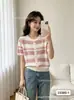 Nueva Camisa de Punto de Manga Corta para Mujer Verano 2026, Estilo Coreano Dulce Diseño de Bloques de Color Rayas Huecas Top Versátil Adelgazante