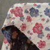 Elegante Tela Jacquard Repujada con Flores Rojas y Azules Estilo Retro Vestido de Moda Cheongsam Chaleco Bolso Hecho a Mano Tela Teñida en Hilo