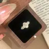 Anillo de Trébol de Cuatro Hojas de Diseño de Lujo Ligero Vintage para Mujer, Joyería de Mano Versátil Diaria Simple de Temperamento Exquisito Personalizado