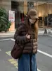 Jaqueta feminina acolchoada de algodão super estilosa, modelo curto com capuz 2026, tamanho petite, casaco de algodão quente, design de gola alta, jaqueta de algodão de inverno