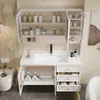 Gabinete de baño de estilo lujo ligero, minimalista y rústico, una combinación de madera maciza para uso doméstico, con un lavabo cerámico integrado para lavarse las manos y la cara