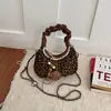 Bolsa de mão de bolinhas para mulheres, nova bolsa retrô de nicho para o dia a dia 2026, bolsa de ombro e transversal com corrente para passeios de outono