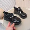 Zapatos Nuevos de Primavera 2025 para Niños Zapatos Individuales de Princesa con Lazo de Moda para Niñas Zapatos de Cuero con Perlas para Niñas Medianos y Grandes Tendencia