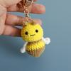Colgante de abeja de dibujos animados tejido a mano, mini llavero de ganchillo de lana, lindos adornos hechos a mano para coche