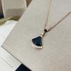 Colgante de Ágata Roja Edición Alta Cadena Clavicular Versátil Acero de Titanio Chapado en Oro Rosa de 18K Nácar Blanco Forma de Abanico Collar Falda Pequeña