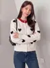 Cardigã de tricô casual estilo japonês com contas em formato de coração para mulheres, novo modelo outono e inverno 2026, solto e grosso, cardigã de tricô com gola redonda