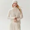 Suéter de estilo minimalista 100% cachemira pura para mujer, con cuello alto, mangas largas, un diseño ligero y elegante, perfecto para usar en capas y mantenerse abrigada.