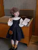 Conjunto de Vestido Chaleco Plisado para Niña 2026 Otoño Estilo Universitario para Niña Pequeña Camisa Blanca de Manga Larga con Cuello de Volantes Conjunto de Dos Piezas