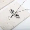 El más vendido en Europa y América, colgante de metal resistente de estilo vintage con diseño de pequeño dragón de dibujos animados que gotea aceite y diamantes, collar de pareja de animales