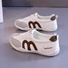 Zapatillas de entrenamiento alemanas para mujer 2026 nuevo otoño suela gruesa suela blanda con cordones casual versátil deportivas blancas K1529
