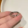 Anillo de mujer de lujo ligero de nicho estilo ins, anillo abierto simple y elegante para el dedo índice, nuevo modelo 2026 con un toque de alta gama, anillo de lazo
