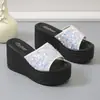 Versão Coreana Comércio Exterior Sandálias Anabela Slip-On de Paetês de Sola Grossa para Mulheres, Sola Plataforma, Tamanho Grande Peep-Toe Sandálias de Praia, Loja Independente