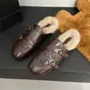 Hebilla de Cinturón Estilo Británico Puntera de Acero Pantuflas de Piel para Mujer 2026 Otoño/Invierno Nuevas Mules Planas sin Cierre para Exteriores Talladas