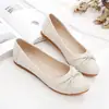 Zapatos de tacón plano para mujer 2026 otoño nuevo estilo zapatos de conducir suela blanda no cansan los pies zapatos de trabajo punta redonda boca poco profunda zapatos para madre de mediana edad