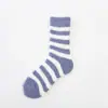 Calcetines Zhuji para Mujer de Otoño e Invierno de Caña Media con Felpa Gruesa Caliente Rayados Modernos Más Fáciles de Combinar Calcetines de Bucles de Terciopelo Coral