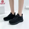 Sapatos de caminhada antiderrapantes para mulheres no atacado transfronteiriço, novos sapatos casuais respiráveis e confortáveis para primavera e outono de 2026 para mães de meia-idade e idosas