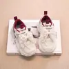 Tenis blancos antideslizantes para niña, nuevo modelo otoño 2026, zapatillas deportivas versátiles para niños estudiantes, adecuados para la temporada de regreso a clases, zapatillas estilo "dad shoes" para niños mayores