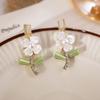 Elegantes Aretes de Tuerca de Camelia con Incrustaciones de Diamantes al Estilo Francés, Aretes Modernos y Frescos con un Diseño de Nicho y un Toque de Alta Gama para Mujeres