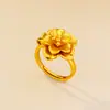 2025 Nuevo Anillo de Flor Pequeña Color Arena Dorada Diseño de Nicho para Mujer Anillo de Flor Abierta Dulce Suministro en Vivo