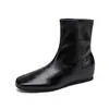 Wei Wei Girl 9966-1 Botas de Cano Curto Retro com Salto Escondido Bico Redondo Femininas Outono Preto Botas Dr. Martens Para Pessoas Baixas Botas Finas