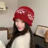 Gorro de tricô jacquard com barra dobrada, para mulheres, outono e inverno, apresentando um grande padrão de floco de neve, design que cobre as orelhas, adequado para cabeças maiores e proporcionando calor