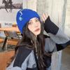 Estilo de Día de Otoño e Invierno Oso Lindo Bordado Gorro de Lana para Mujer Cálido Protección para Orejas Etiqueta de Tela Sonriente Gorro Tejido Moderno Combinable con Todo