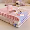 Un lado está hecho de algodón puro y el otro lado está hecho de terciopelo de leche.. Este es un juego de ropa de cama de tres piezas para estudiantes, que incluye un edredón de algodón con forro polar, una alfombrilla de tatami y un colchón suave.