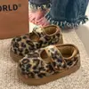 Novas Pantufas de Algodão Fechadas com Estampa de Leopardo Retrô para Mulheres, Modernas e Versáteis, Sola Grossa, Aumentam a Altura, de Calçar Fácil, Sapatos Quentes de Algodão para Mulheres