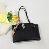 Bolsa de Ombro Feminina Nova para o Início da Primavera de 2026 com Textura de Crocodilo e Estampa de Peixe, Moderna, Elegante, Versátil, Bolsa Tote de Grande Capacidade para Trabalho e Deslocamento
