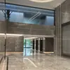 Piso da sala de estar, mármore cinza com padrão de nuvens, degraus da escada iluminados, mármore feito sob medida, peitoril da janela cinza, soleira de pedra e lavatório de pedra