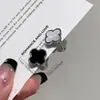 Aretes de Trébol de Cuatro Hojas Doble Cara en Blanco y Negro, Estilo Clásico Más Vendido, Aretes de Gama Alta para Mujer, Versátiles y Usables por Ambos Lados