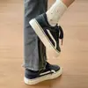 Tênis pretos femininos de sola grossa, nova coleção primavera/outono 2026, estilo coreano, únicos e incomuns, tênis brancos, mocassins casuais para estudantes