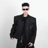 Blazer corto negro deconstruido único con hombreras para hombre, estilo otoño, con un look fresco y sofisticado, cuello mao, traje estilo americano