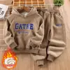 Conjunto con Capucha Grueso y Trendy de Marca con Forro de Felpa para Niños, Nuevo Estilo Otoño e Invierno, Conjunto Casual de Dos Piezas con Sudadera con Estampado de Letras para Niños
