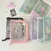 Álbum de Hojas Sueltas de Dibujos Animados a Color A5 Bolsa con Cremallera de PVC para Recibos Postales Álbum de Almacenamiento Álbum de Tarjetas de Abanico de 3 pulgadas