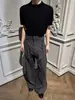 Pantalones casuales grises para hombre de pierna recta y ancha con bordado plisado y caída, con un sutil diseño acampanado