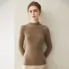 Camada base 100% caxemira pura para mulheres, com gola semi-alta, design estiloso e corte justo, perfeita para usar em camadas no outono e inverno.. Este suéter de malha macio e confortável é um item essencial para mulheres