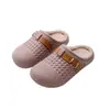 Qiyijia 2026 nuevas pantuflas de algodón antideslizantes para el hogar de otoño e invierno con suelas gruesas, cómodas para usar al aire libre, estilo casual versátil para mujer