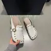 Zapatos de plataforma gruesa para mujer, nuevo estilo otoño 2026, que aumentan la altura, versátiles, modernos, con decoración de remaches, mocasines cerrados populares para mujer