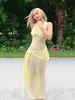 Vestido largo de malla sin mangas de color amarillo claro con diseño retorcido, busto estilo corsé, cintas atadas a los lados y falda de malla