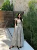 Vestido longo de verão feminino estilo francês delicado, de um ombro só, duas formas de usar, poá, manga babada, decote V profundo, acinturado, slim fit, corte A