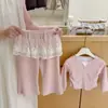¡Guau, esto es tan lindo para el kínder! Conjunto de niña: top de encaje de primavera tipo dos piezas con bajo de volantes y pantalones de pierna ancha