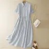 Vestido Slimming de Verão 2026 Novo Estilo Cintura Marcada para Mulheres Solto Casual Cor Sólida Redutor de Idade Camisa Vestido Longo